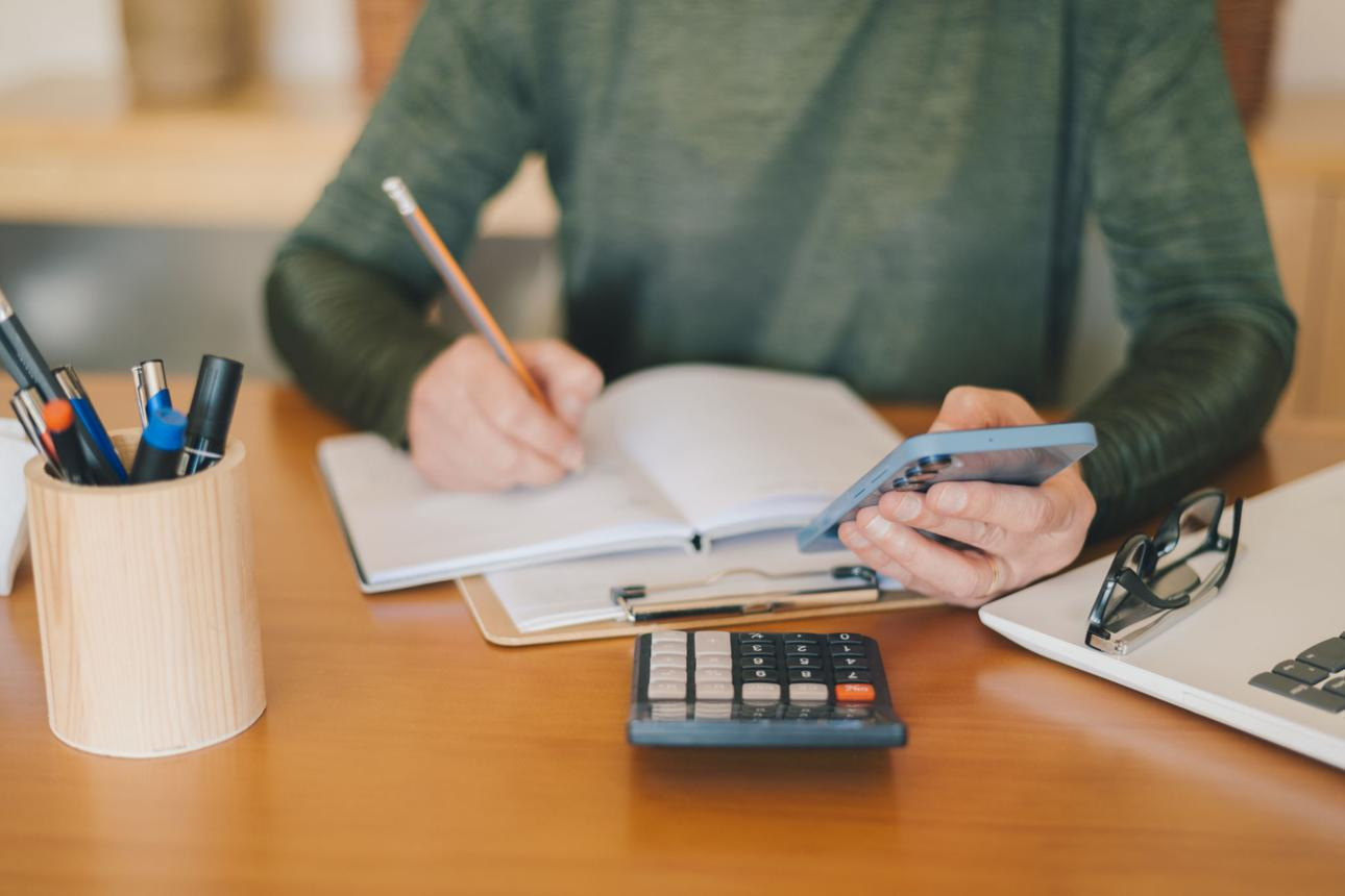 Por qué la mayoría de las personas nunca consigue ahorrar dinero (y cómo romper el ciclo)